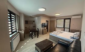 Цар Калоян стаи под наем